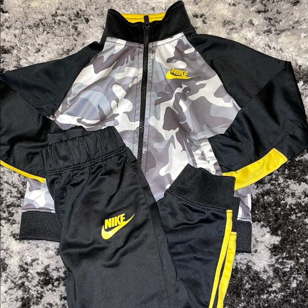 Toddler boys Nike Sweatsuit 3T. Excellent used condition